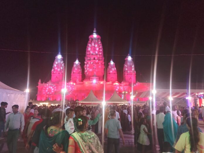Devotees gathered in large numbers to see the huge form of Shri Krishna in Kanpur JK temple premises: