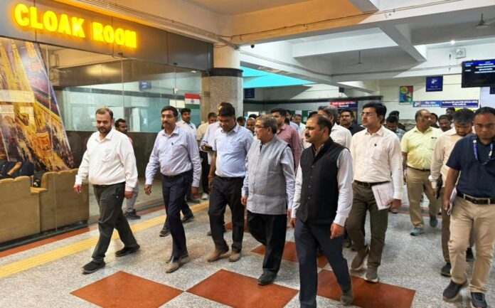 Railway: General Manager, Northern Railway Rajesh Kumar Pandey arrives in Varanasi, window trailing inspection and review of Amrit Bharat station works