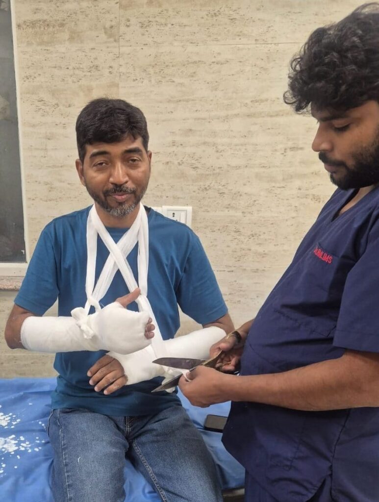 UP Police misconduct: "Is it the power of the uniform or hooliganism? A policeman twisted a young man's arm for not giving way, causing a sensation in Indira Nagar, Lucknow."