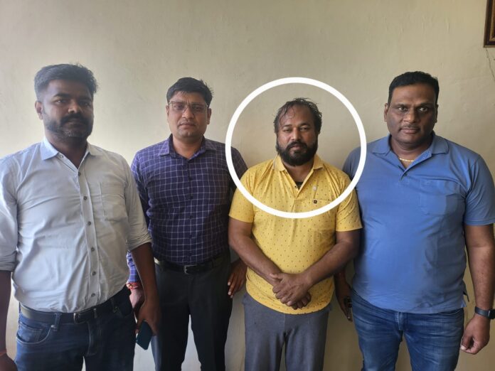 EOW Team: “The EOW team has arrested the director of a company carrying a reward of ₹25,000, which defrauded the public of crores of rupees by promising to double their money.”