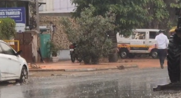 Lucknow news: Heavy rain in Lucknow, people got great relief from the scorching heat. Lucknow news: Heavy rain in Lucknow, people got great relief from the scorching heat.
