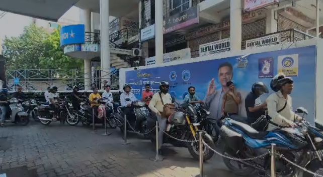 Petrol-diesel: Huge crowd at Talwar petrol pump in Hazratganj Petrol-diesel: Huge crowd at Talwar petrol pump in Hazratganj