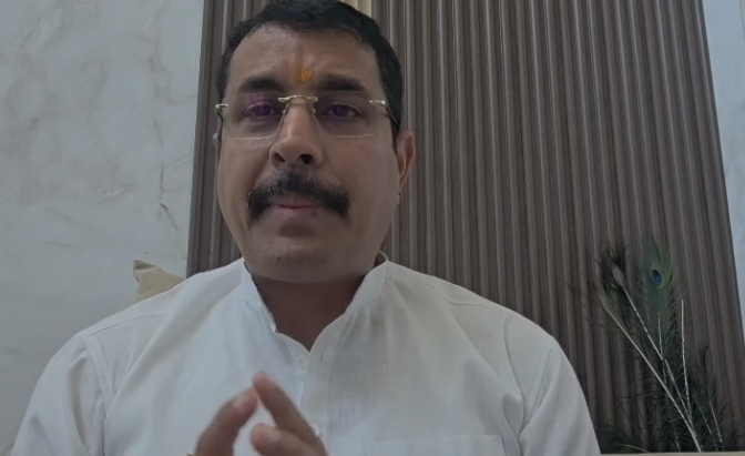 Akhilesh Yadav: Rhetoric intensifies over poster war in Lucknow Akhilesh Yadav: Rhetoric intensifies over poster war in Lucknow