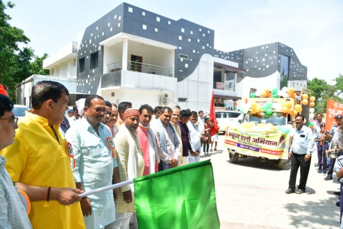 A. K. Sharma: During his visit to Mau, Urban Development and Energy Minister Shri A.K. Sharma inaugurated the 'School Chalo Abhiyan' rally by flagging it off.