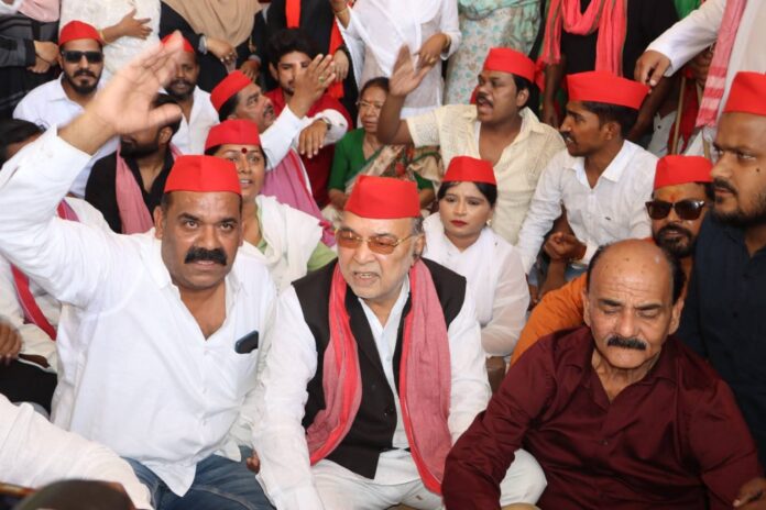 Municipal council: Lucknow: SP MLA from Central Assembly constituency Ravidas Mehrotra reached the Municipal Corporation headquarters and protested with the councillors. Municipal council: Lucknow: SP MLA from Central Assembly constituency Ravidas Mehrotra reached the Municipal Corporation headquarters and protested with the councillors.