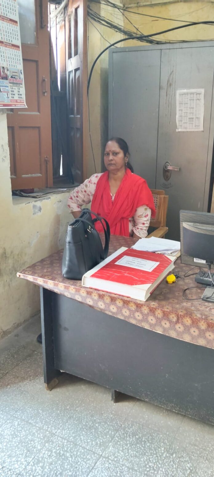 Lucknow news: Woman attempts suicide in front of the Assembly Lucknow news: Woman attempts suicide in front of the Assembly