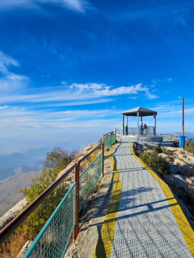 How many hill stations like Nainital and Mussoorie are there in Uttar Pradesh?