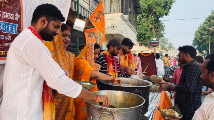 Bada Mangal: A huge feast was organised in Amaniganj area on the auspicious occasion of Bada Mangal. Bada Mangal: A huge feast was organised in Amaniganj area on the auspicious occasion of Bada Mangal.