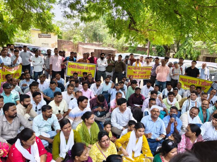 Lucknow News: Teacher couple protests at the Directorate of Education; demands amendment to transfer policy.