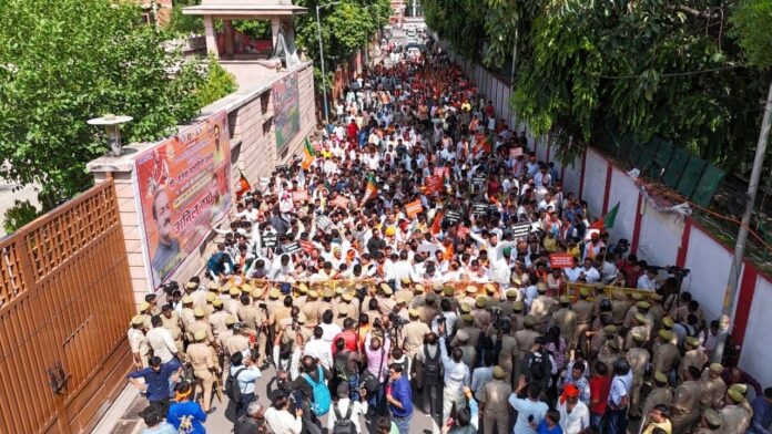Congress: Police released BJP-aligned individuals who were on their way to lay siege to the Congress office in Naunla. Congress: Police released BJP-aligned individuals who were on their way to lay siege to the Congress office in Naunla.
