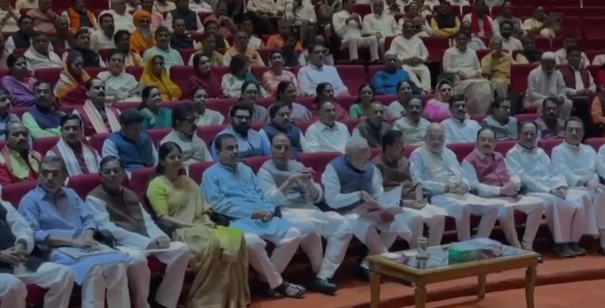 NDA: Prime Minister Narendra Modi attended the NDA parliamentary party's 'Mangal Milan' meeting. NDA: Prime Minister Narendra Modi attended the NDA parliamentary party's 'Mangal Milan' meeting.