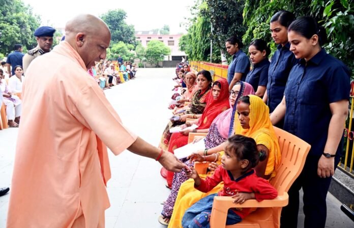 cm yogi news: CM Yogi heard the problems in public darshan cm yogi news: CM Yogi heard the problems in public darshan