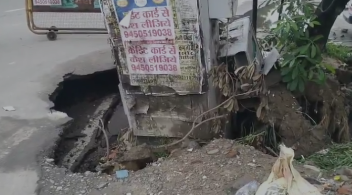 Lucknow News: Another incident of a road caving in during rain has been reported in Lucknow.